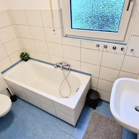 Modern 6-bedroom With Rooftop Terrace, Free Wi-fi And Parking- Mnd01 * Menden